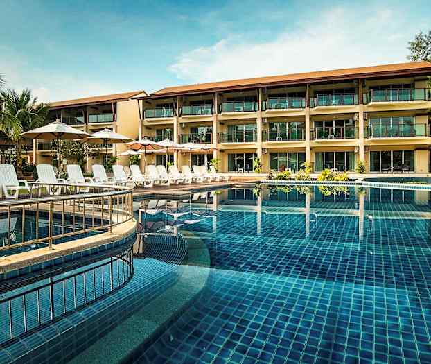 Et treetagers hotel ved en pool med liggestole og parasoller. (AI-genereret tekst)