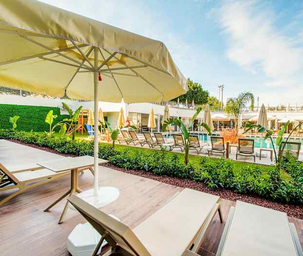 2-værelses lejlighed med terrasse mod poolområdet