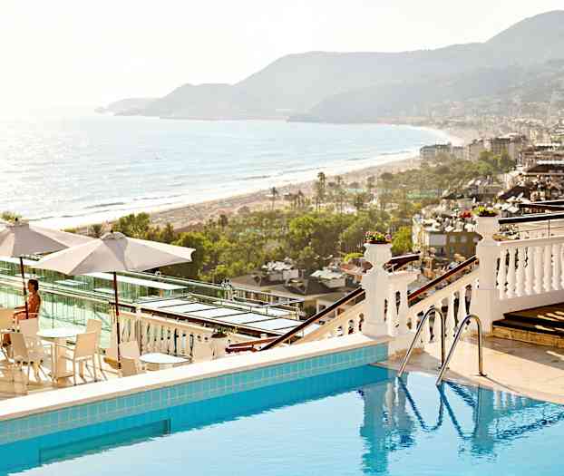 Et billede af en pool med udsigt over en strand og en by. (AI-genereret tekst)