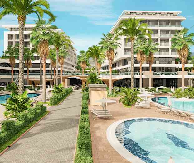 Hotelområde med pools, liggestole og omkringliggende grønt. (AI-genereret tekst)