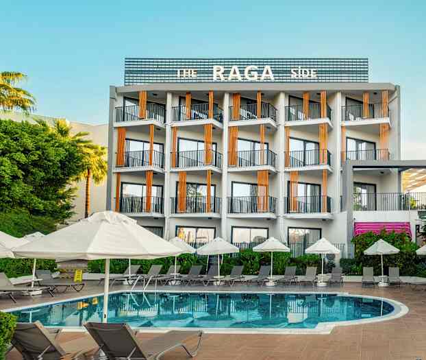 Et hotel med en udendørs pool og liggestole med parasoller. (AI-genereret tekst)