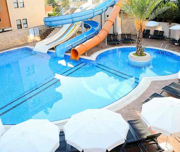 Billede af en pool med rutsjebaner og parasoller. (AI-genereret tekst)