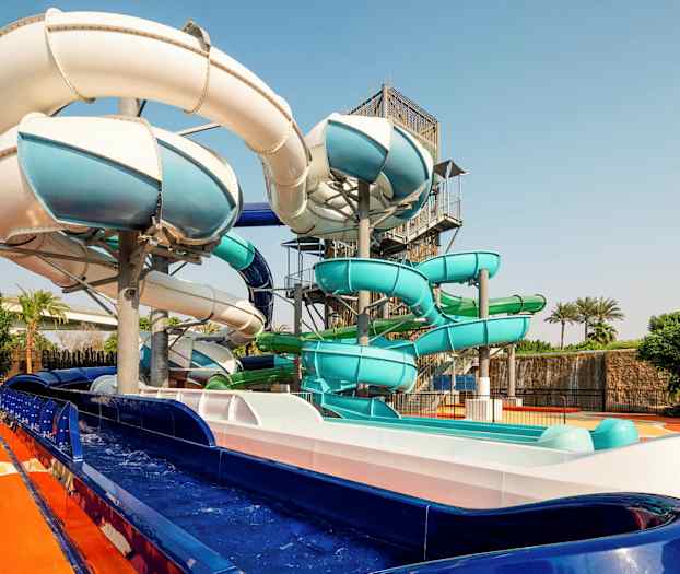 Billede af vandrutsjebaner i forskellige farver på et udendørsanlæg. (AI-genereret tekst)