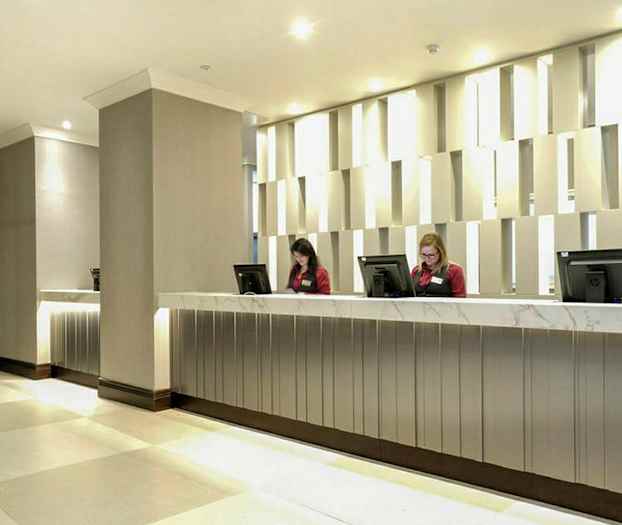 Reception med moderne interiør og belysning. (AI-genereret tekst)