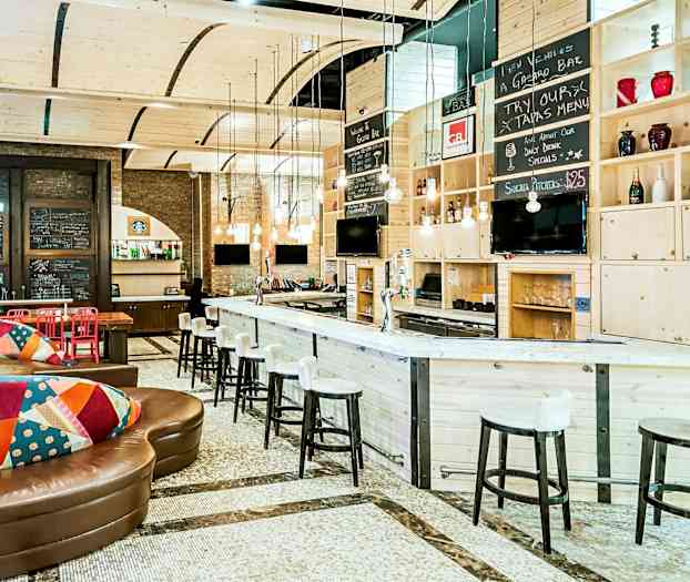 En moderne bar med træindretning, siddepladser og dekorative detaljer. (AI-genereret tekst)