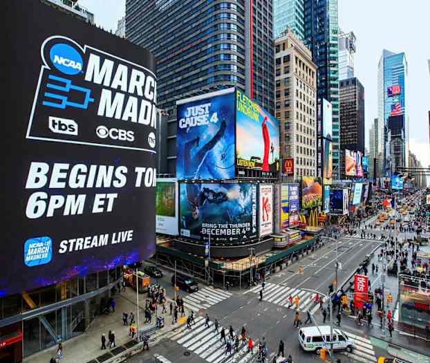 Et livligt bybillede med store digitale reklameskilte på facader på Times Square i New York. (AI-genereret tekst)