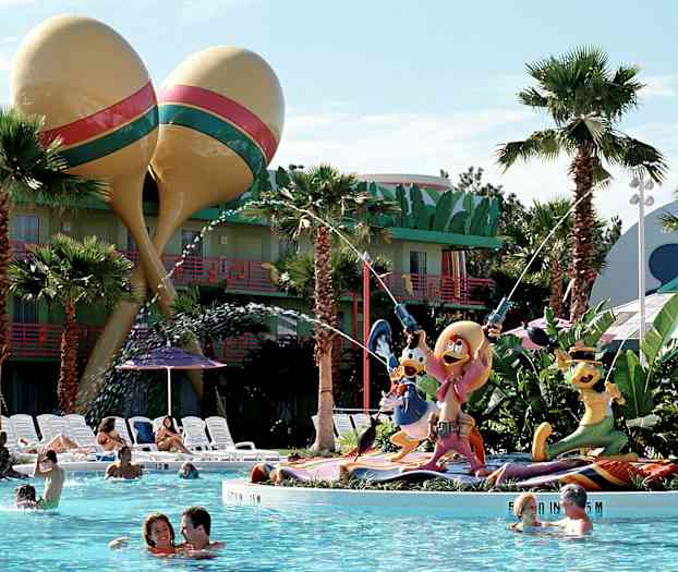 Poolområde med palmer og tegnede figurer som dekoration. (AI-genereret tekst)