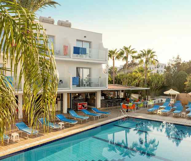 Udendørs poolområde ved et hotel, med liggestole og parasoller. (AI-genereret tekst)