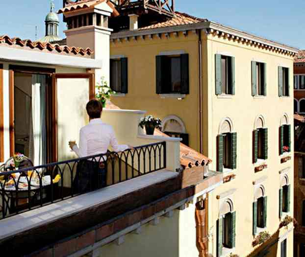 Person på altan med udsigt over bygninger. (AI-genereret tekst)