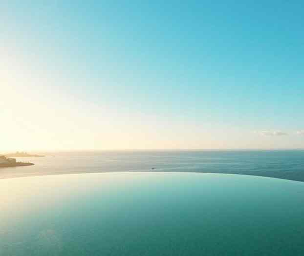 Infinitypool foran havudsigt. (AI-genereret tekst)