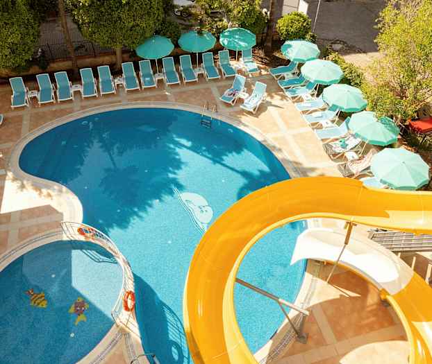 En udendørspool med liggestole, parasoller og en gul vandrutsjebane. (AI-genereret tekst)