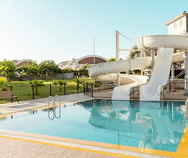 En pool med to hvide vandrutsjebaner. (AI-genereret tekst)