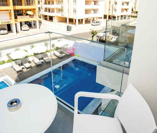 Altan med udsigt over en pool og nabobygninger. (AI-genereret tekst)