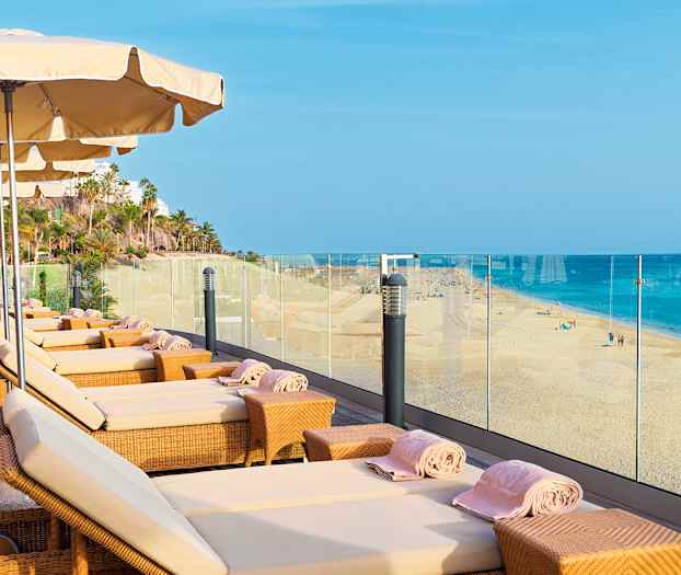 Slap af i en liggestol med smuk udsigt over havet