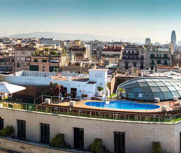Hotellets tagterrasse er åben i sommermånederne