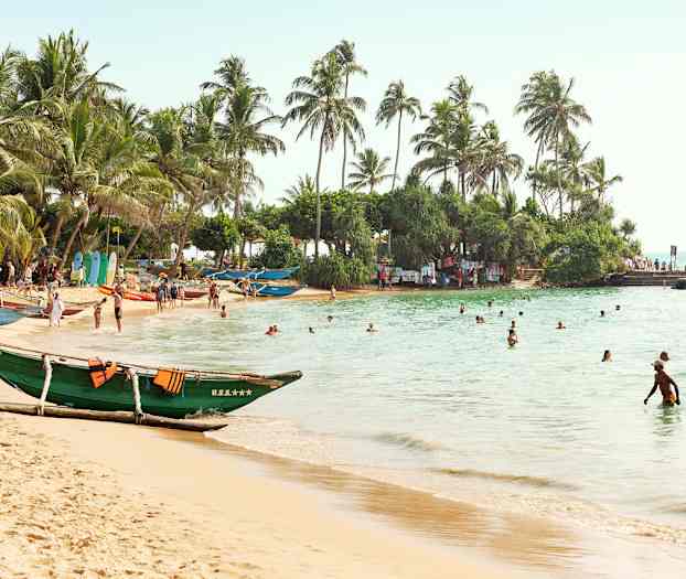 Stranden neden for hotellet