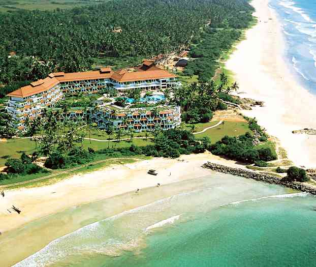 Stranden og Det Indiske Ocean findes lige neden for hotelområdet