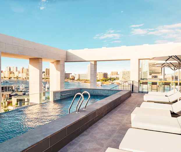 Tagterrasse med pool og poolbar