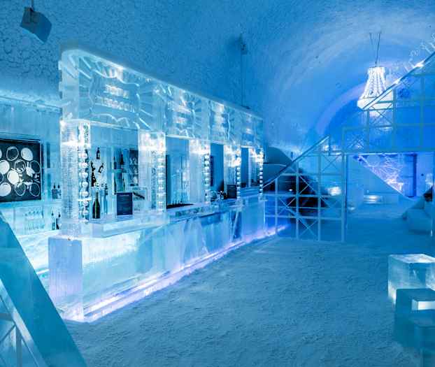 Icebar. Design af Mathieu Brison og Luc Voisin. Icehotel 365. Foto af Asaf Kliger.