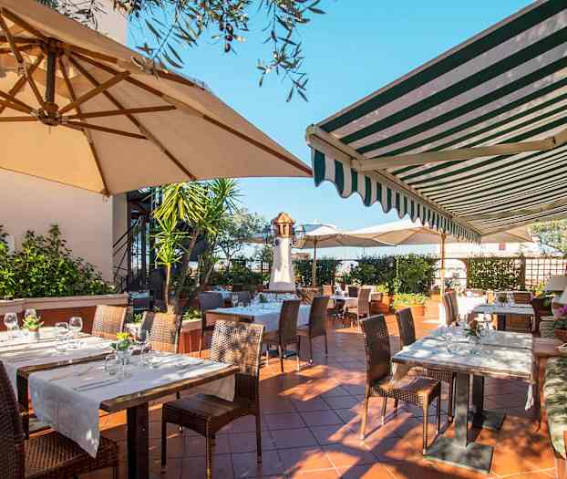 Hotellets a la carte-restaurant med tagterrasse