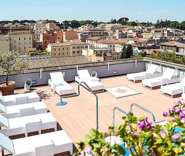 Hotellets tagterrasse med pool