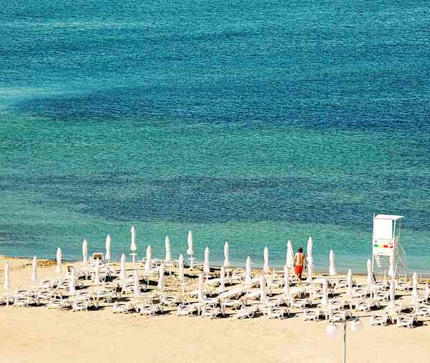 Stranden ligger lige ved hotellet