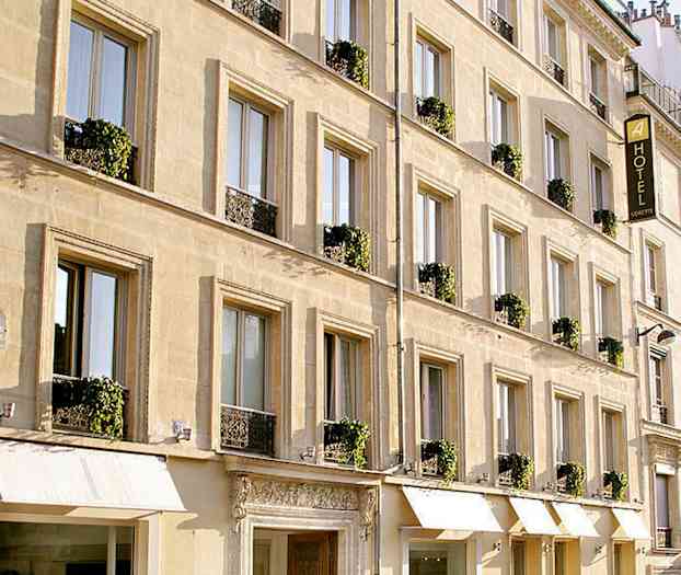 Facade af et fleretages hotel med vinduer og altaner dekoreret med planter. (AI-genereret tekst)