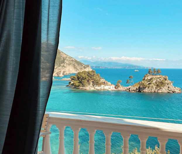 Juniorsuite med to rum og balkon med havudsigt