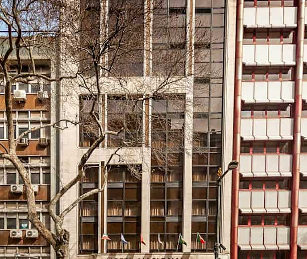 En bygning med skiltet 'Hotel Nacional' på facaden. (AI-genereret tekst)