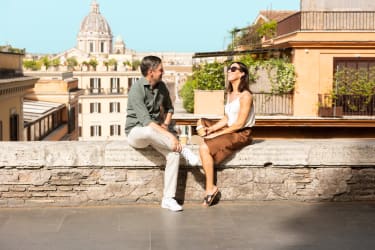 mand og kvinde på terrasse i rom