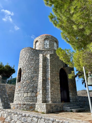 Kirke på vej til Agios Ionanis grotten