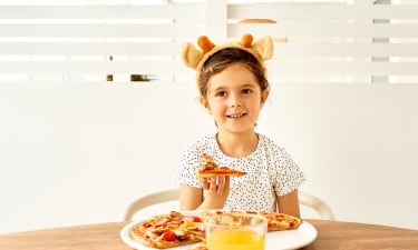 Barn spiser pizza