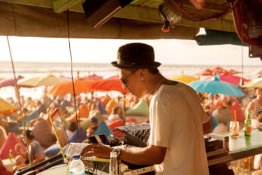 En DJ spiller musik på stranden