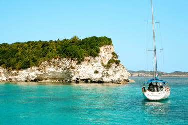 Fra havnen i Parga by går det daglige bådturer til øer og strande i nærheden. Du kan også tage færgen til Korfu, som kun er nogle timer væk.
