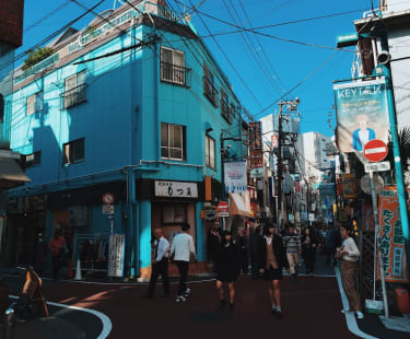 Farveglade huse langs Tokyos gade