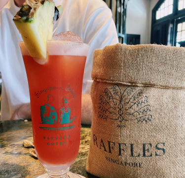 Den ikoniske drink Singapore Sling på Long Bar (Raffles Hotel)