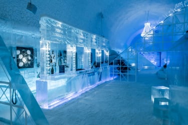 Icebar by Icehotel Jukkasjärvi. Design Luc Voisin og Mathieu Brison. Foto af Asaf Kliger.