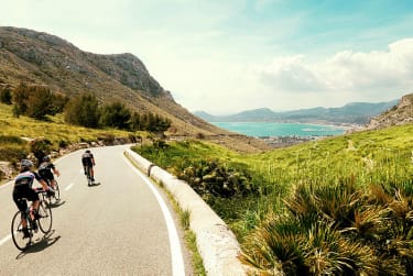 Cykelgruppe kører ned ad bjerg på Mallorca