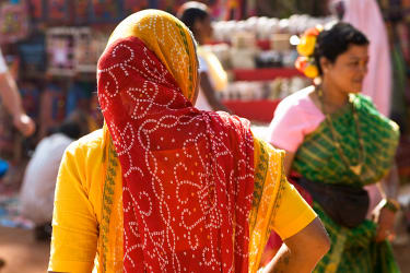 Farverige sari-dragter