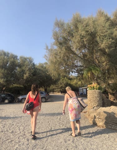 To kvinder på vej hjem fra stranden