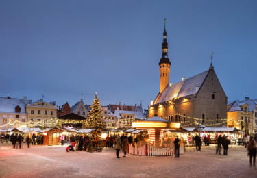 Rådhustorvet i Tallinn er pyntet op til jul