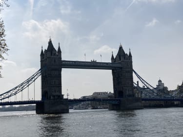 Silhuetten af Tower Bridge