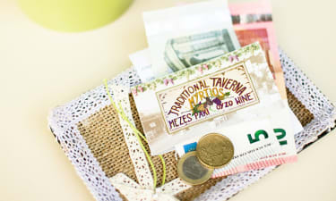 Euro og visitkort på et bord