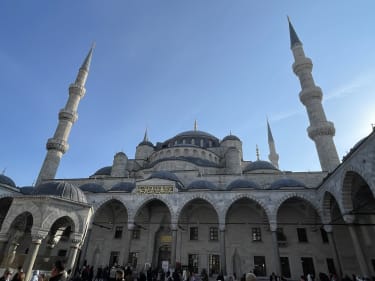 Den ikoniske blå moske – Sultanahmet Camii, der bl.a. er kendt for side 6 minerater