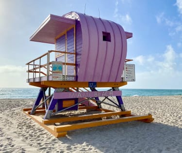 Lyserødt livredderhus på Miami strand