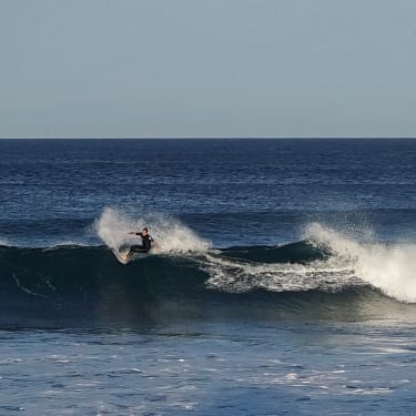 En surfer på en stor bølge