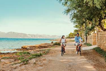 Par cykler ved vandet på Mallorca