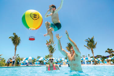 Familie leger i swimmingpoolen