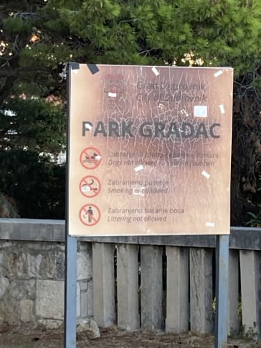 Gammelt skilt om Park Gradac