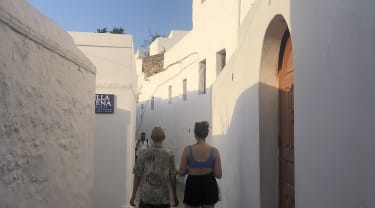 To kvinder på gåtur i Lindos' smalle gader